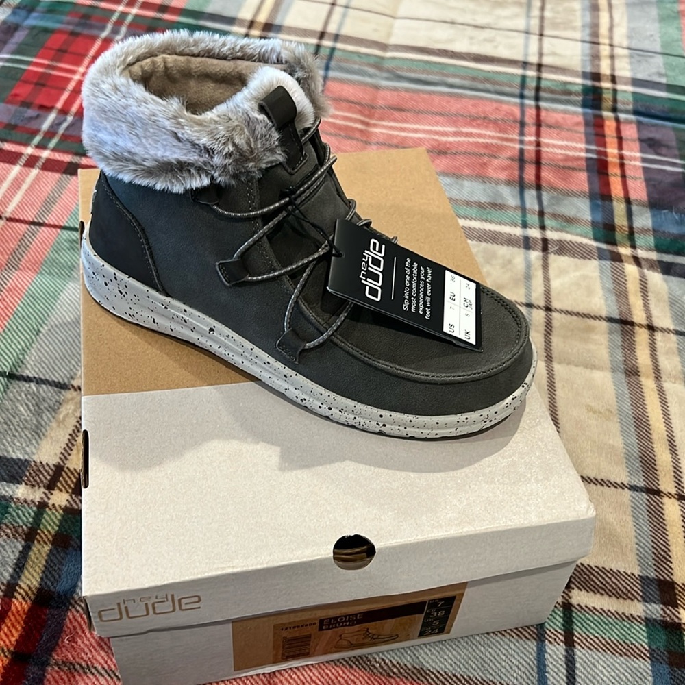 Brand new never worn army green Hey Dude